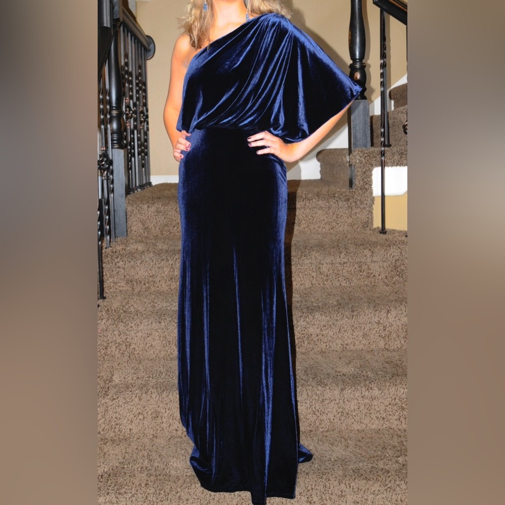 Elegant Navy Velvet One-Shoulder Dress